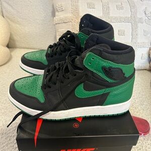 Men’s Size 7, Jordan 1 Retro High OG “Pine Green”